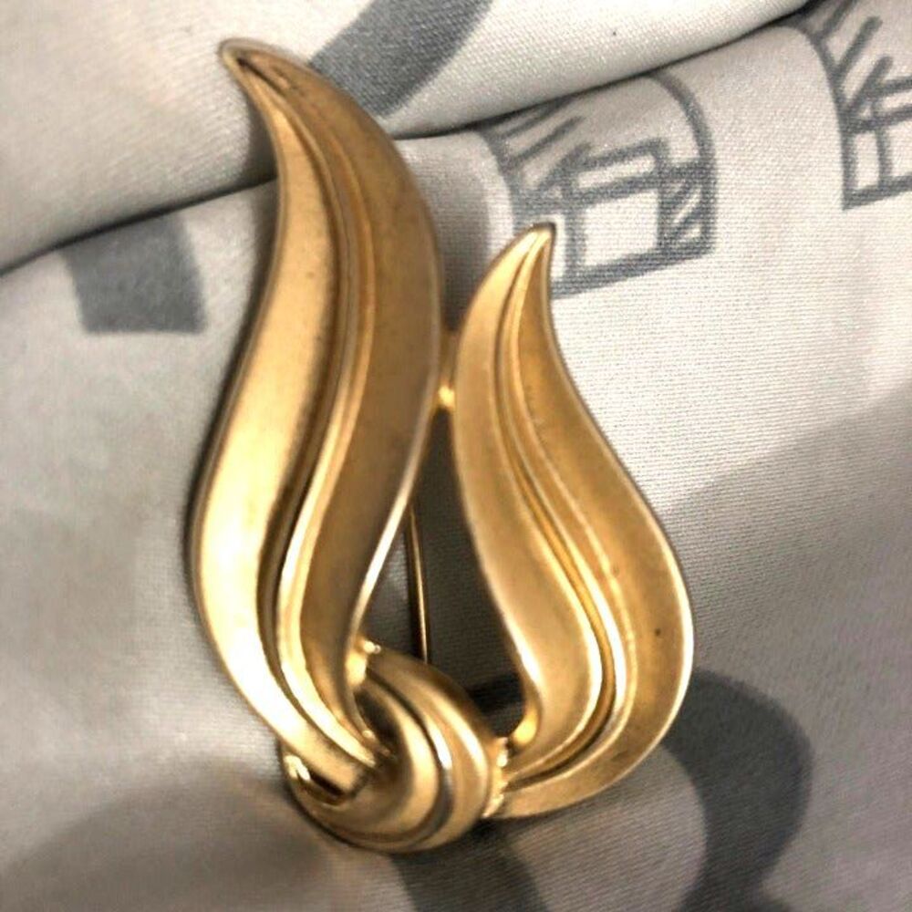 Vintage Crown Trifari Signed Brushed Gold Tone Brooch